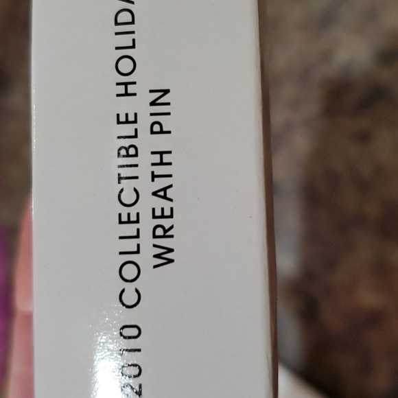 Avon 2010 Collectible Holiday Wreath Pin - Picture 5 of 6